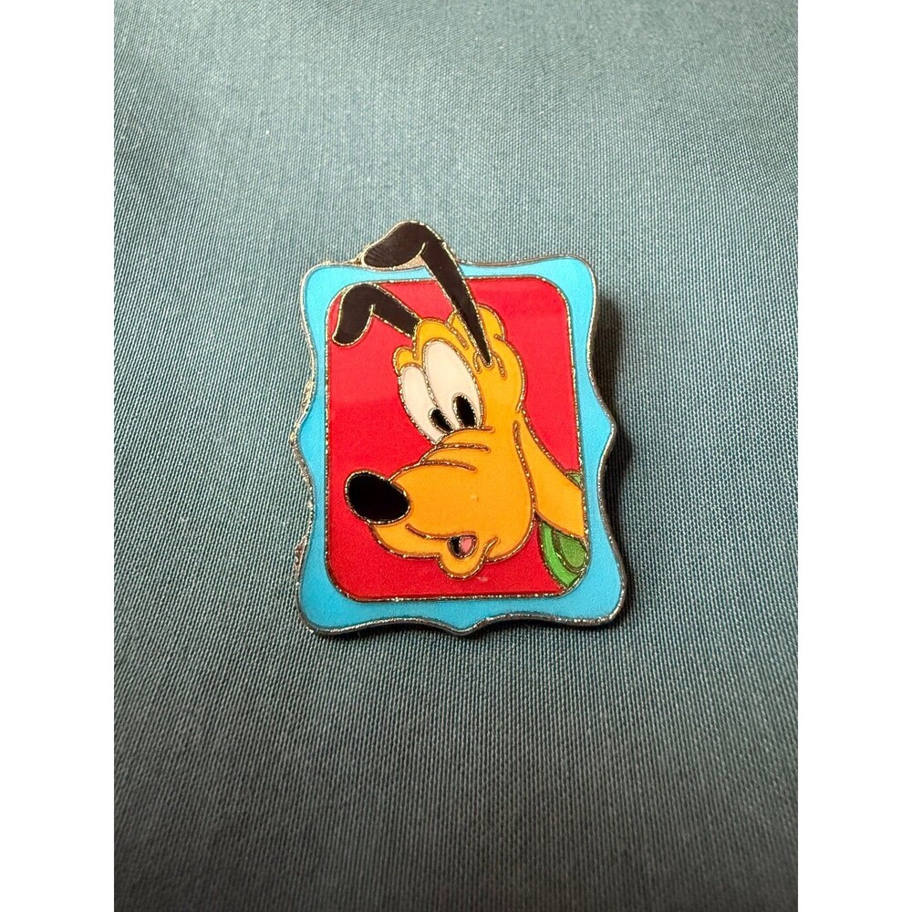Disney Collectible Pin - Peeking Mickey Mouse Starter Set: Pluto